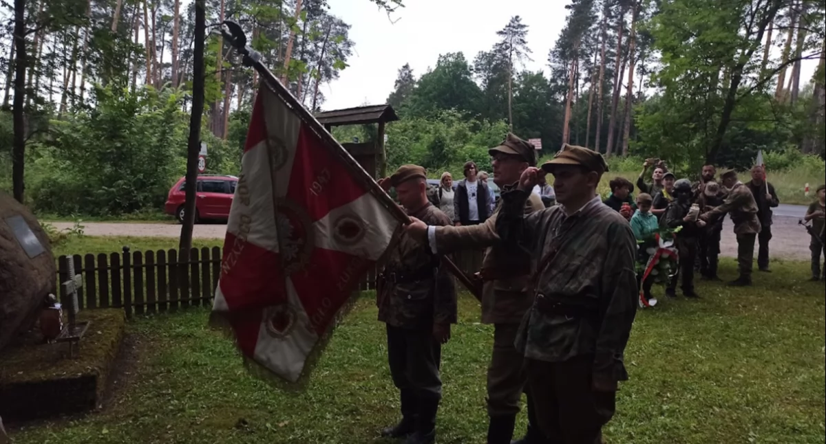 Klimki jak żywa lekcja historii. Uczestnicy Rajdu im. „Ostoi” przeszli szlakiem partyzantów AK