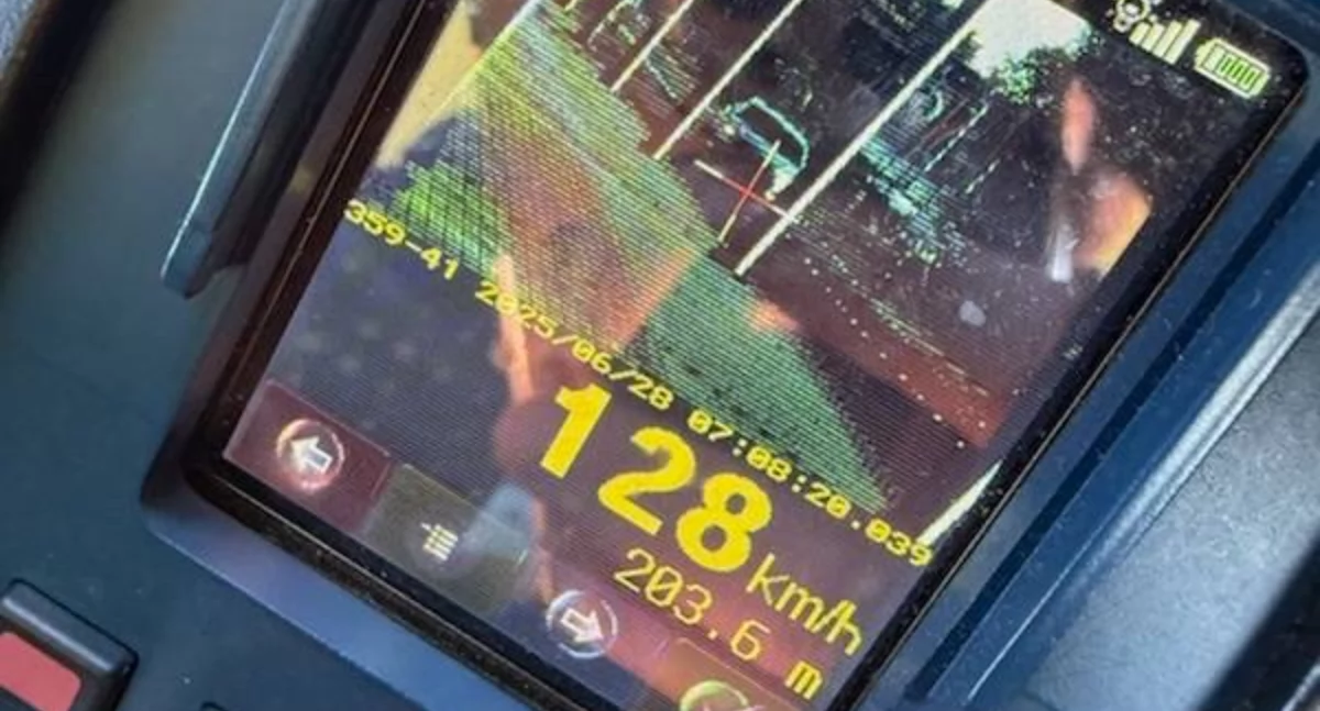Jechał 128 km/h w terenie zabudowanym. Policja nie miała litości – 5000 zł mandatu i utrata prawa jazdy