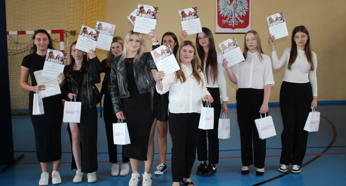 Zakończenie roku szkolnego w ZS nr 1. Najlepsi uczniowie nagrodzeni, rodzice z listami gratulacyjnymi