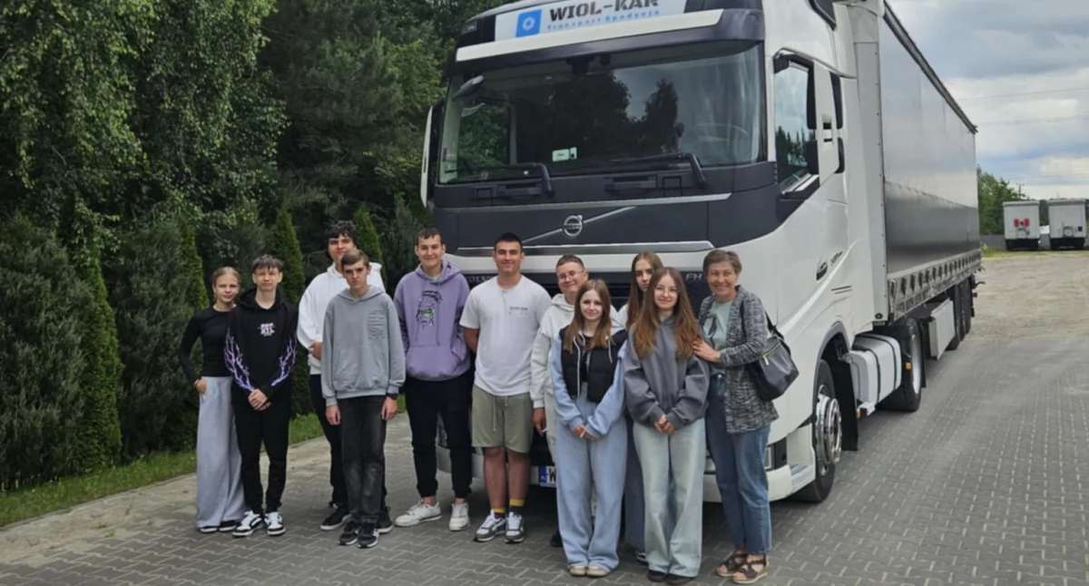 Ósmoklasiści z Jedlanki z wizytą u lokalnych przedsiębiorców. Poznali kulisy pracy krawcowej, spedytora i spawacza