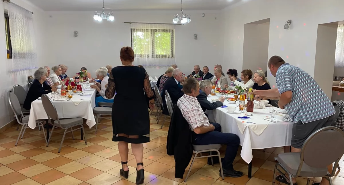 Najpierw był obiad, a potem popłynęły łzy wzruszenia. To spotkanie seniorów poruszyło wszystkich.