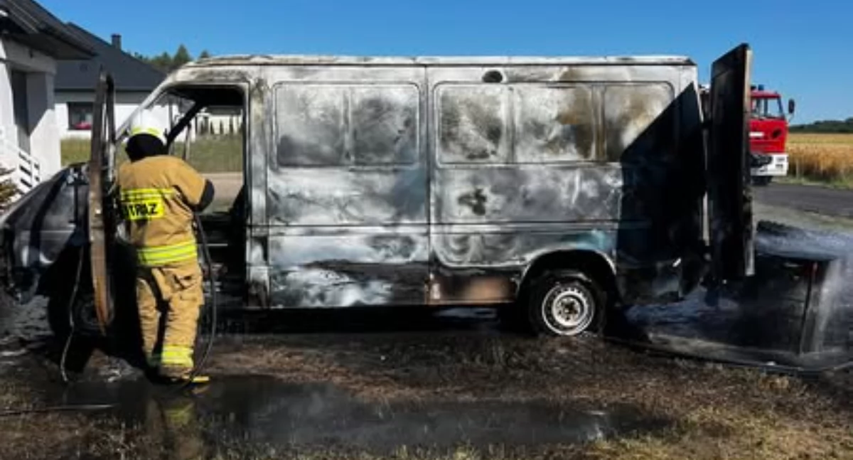 Płonący bus tuż obok domu. Na miejscu cztery zastępy straży pożarnej