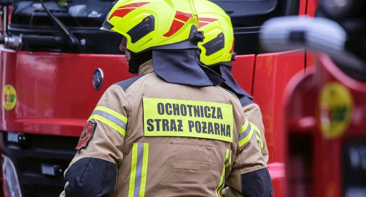 Fiat koziołkował w rowie. Kierowca wyszedł z wraku o własnych siłach.