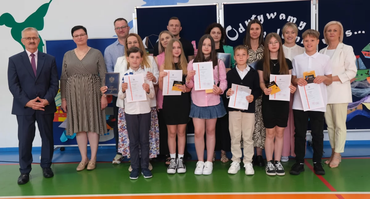 Zakończenie roku w „Czwórce” w Łukowie. 79 świadectw z paskiem, stypendia i łzy ósmoklasistów