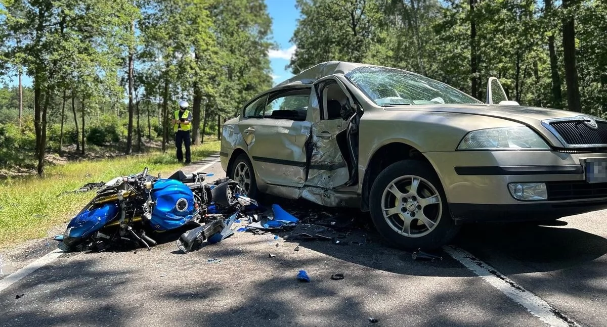 Groźny wypadek na DK63. Motocyklista zderzył się z osobówką – 6 osób w szpitalu!