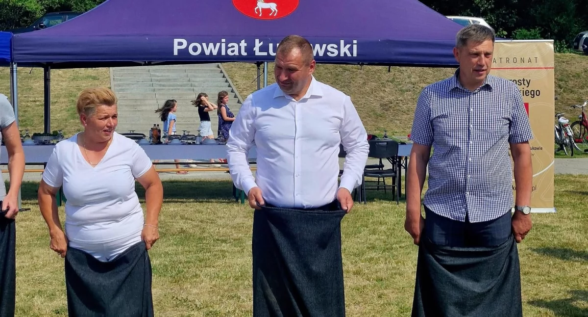 Piknik w Wesołówce połączył pokolenia. Wójt wystartował w wyścigu w workach