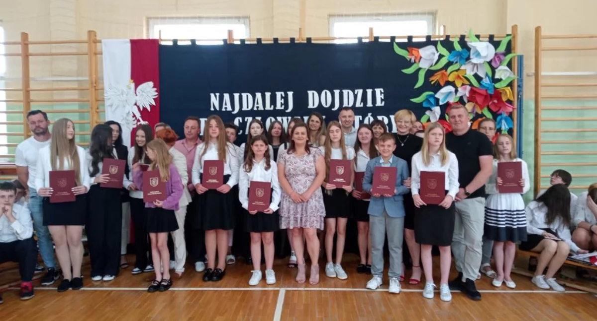 Stypendia Wójta w Gminie Wola Mysłowska rozdane. 74 uczniów nagrodzonych za naukę i sport