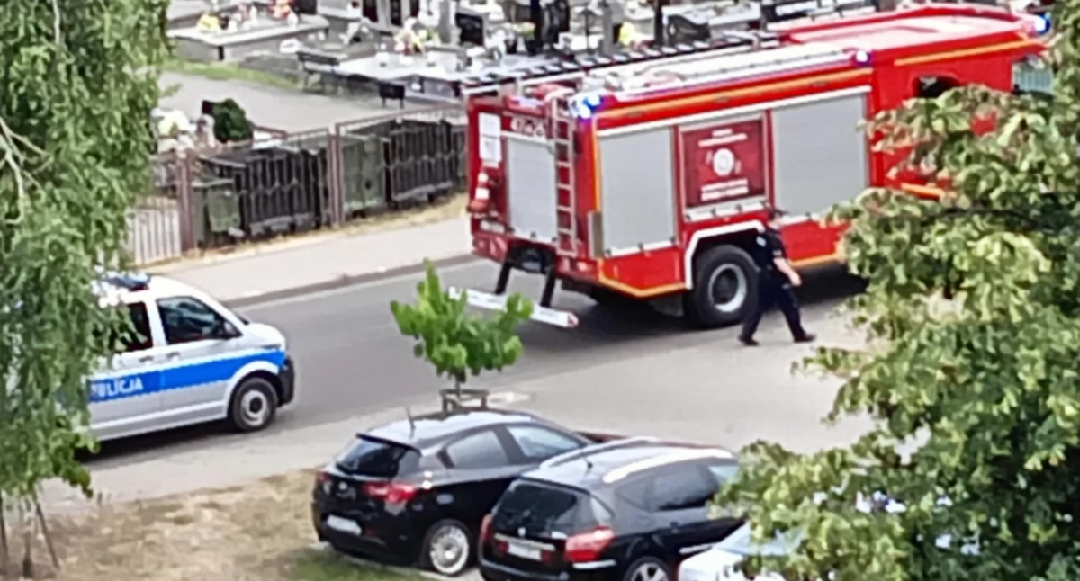 Dym pod samochodem przy cmentarzu w Łukowie. Mieszkańcy wezwali straż pożarną!