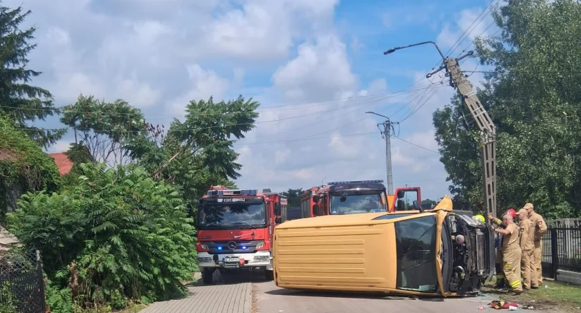Poważny wypadek w Adamowie. Volkswagen przewrócił się na bok po uderzeniu w słup - mamy zdjęcia