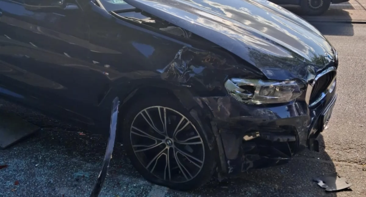 „Efekt domina” na parkingu przy szpitalu w Łukowie. Senior w BMW uderzył w cztery samochody!