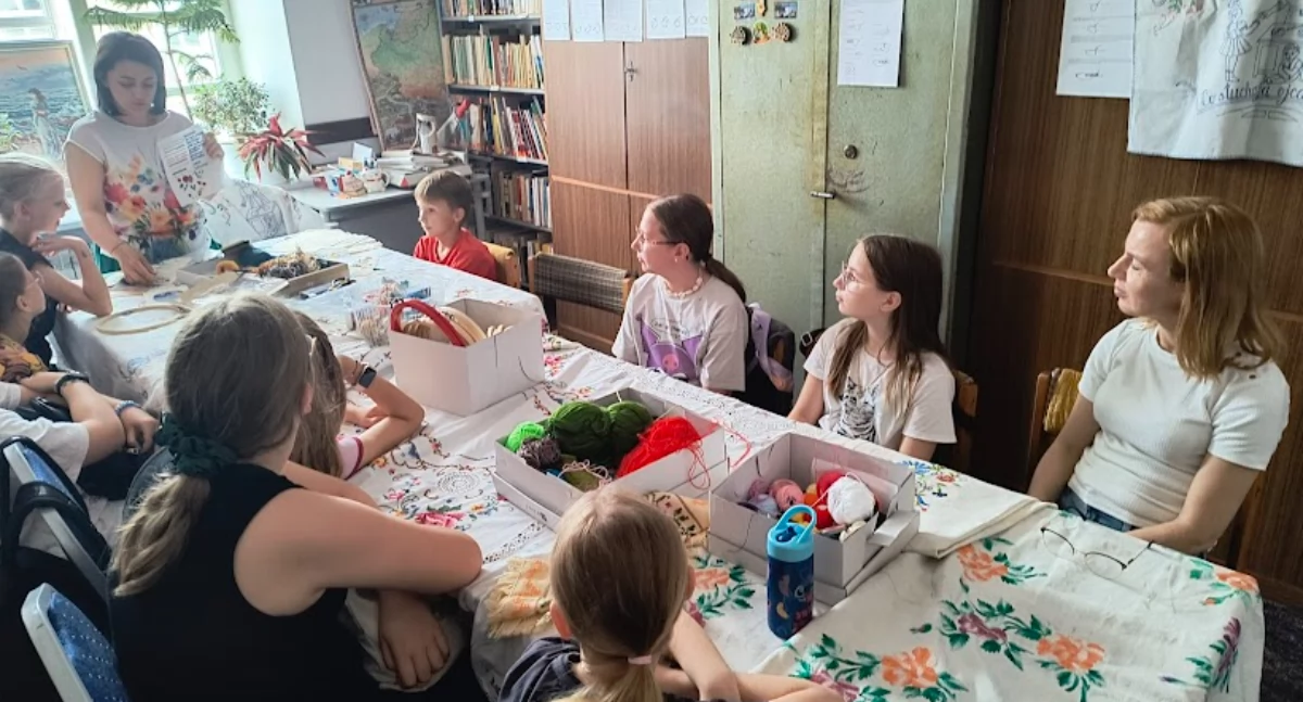 Haft, igła i wyobraźnia. Trwają wakacyjne warsztaty w Muzeum Regionalnym w Łukowie