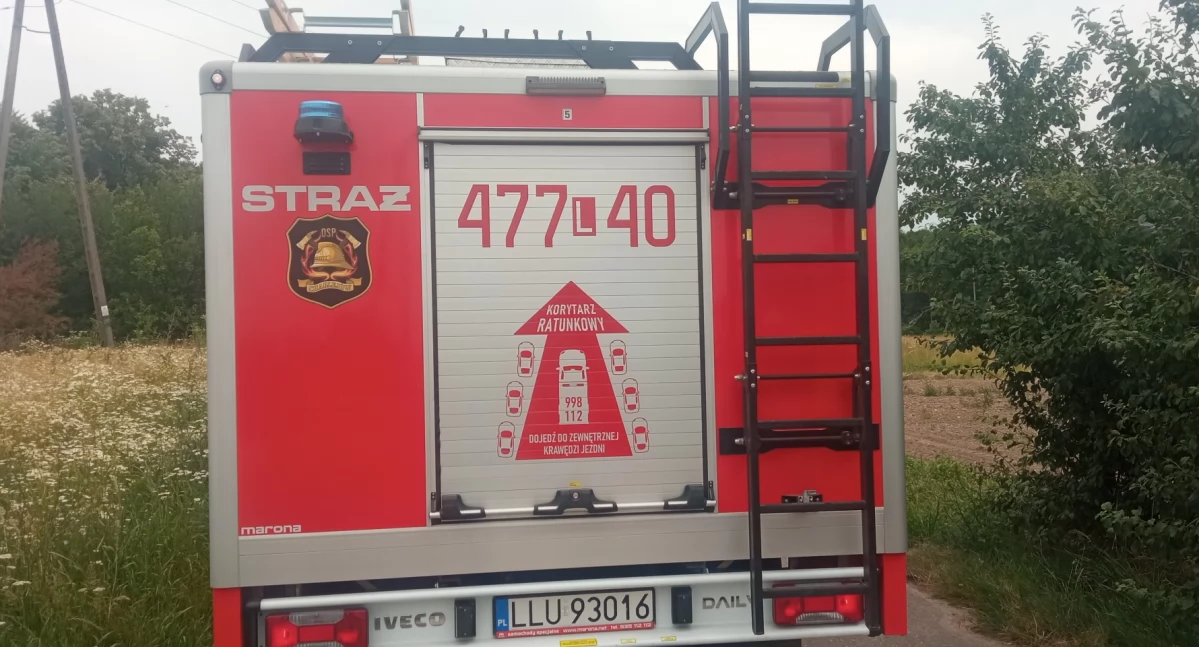 Pożar sadzy w kominie w Krzówce. Interweniowały trzy jednostki straży pożarnej