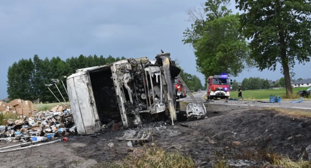 Jeep zjechał na czołówkę z TIR-em! Ciężarówka spłonęła, są ranni