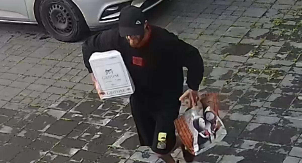 Ukradł alkohol i syropy z restauracji w Siedlcach. Policja publikuje wizerunek podejrzanego
