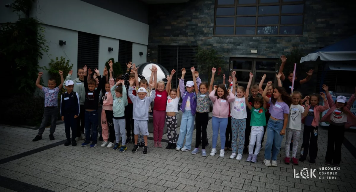 Magia, alpaki i balonowe zoo. Dzieci bawiły się na Wakacjach z ŁOK w Zalesiu