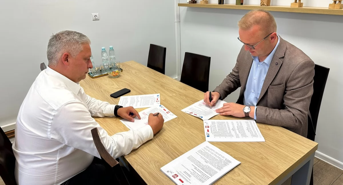 Rusza długo wyczekiwany remont stadionu w Adamowie. Umowa już podpisana!