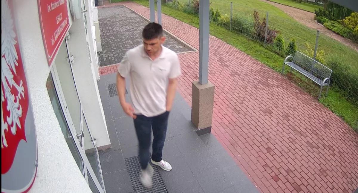 Zniszczona szyba w internacie w Siedlcach. Policja publikuje wizerunek podejrzewanego