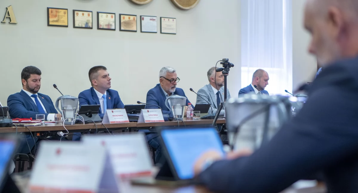 Nowe zasady odbioru odpadów w Łukowie. Odzież i tekstylia znikną spod śmietników?