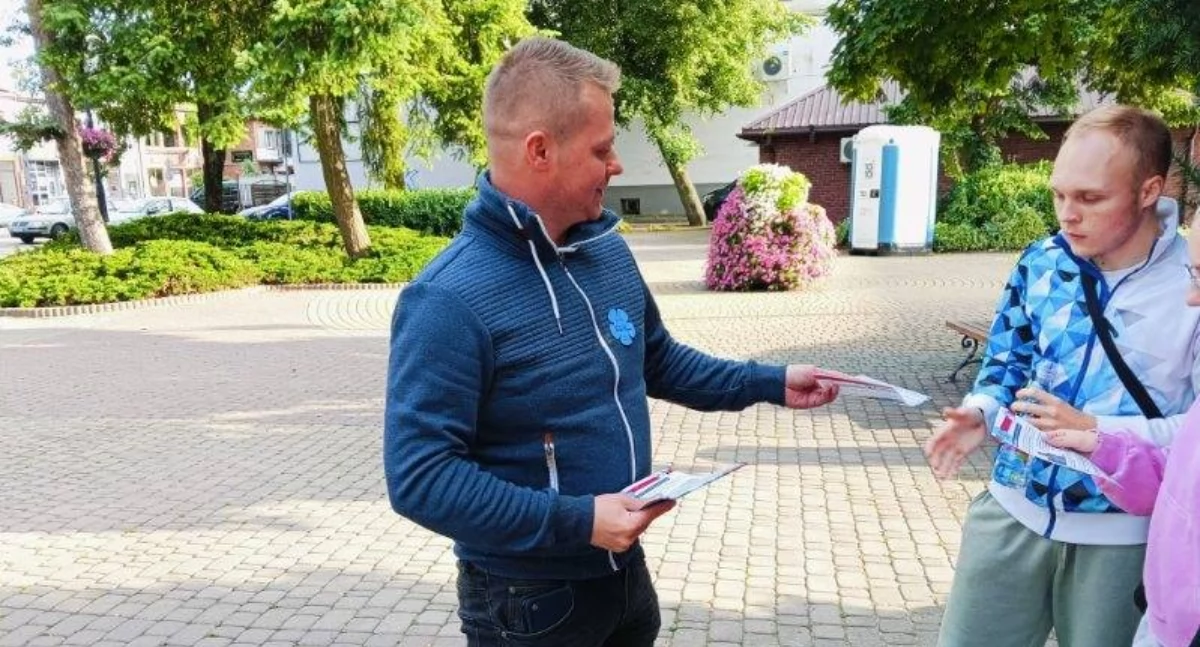 Konfederacja rozdawała „Kwiaty Wołynia” w Łukowie. „Pojednanie tylko na prawdzie” – mówią działacze