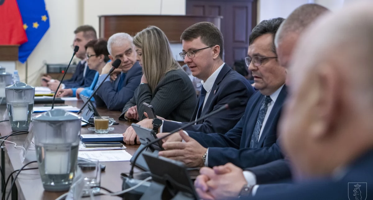 Wędkarze z Łukowa proszą o równanie parkingu przy zalewie. Burmistrz zapowiada działanie