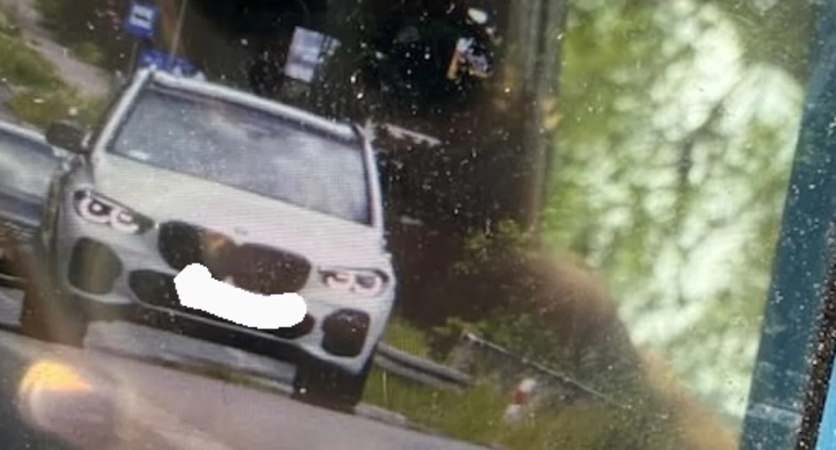 Pędził BMW 101 km/h w terenie zabudowanym. Stracił prawo jazdy i stanie przed sądem