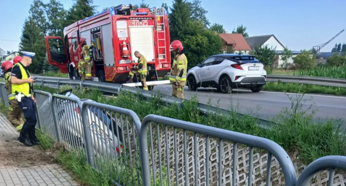 Poranny wypadek w Ryżkach! Kobieta za kierownicą Audi wjechała do rowu