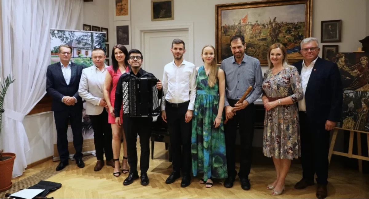 Włoski duet oczarował publiczność w Woli Okrzejskiej. Koncert z okazji imienin Sienkiewicza przyciągnął gości z regionu
