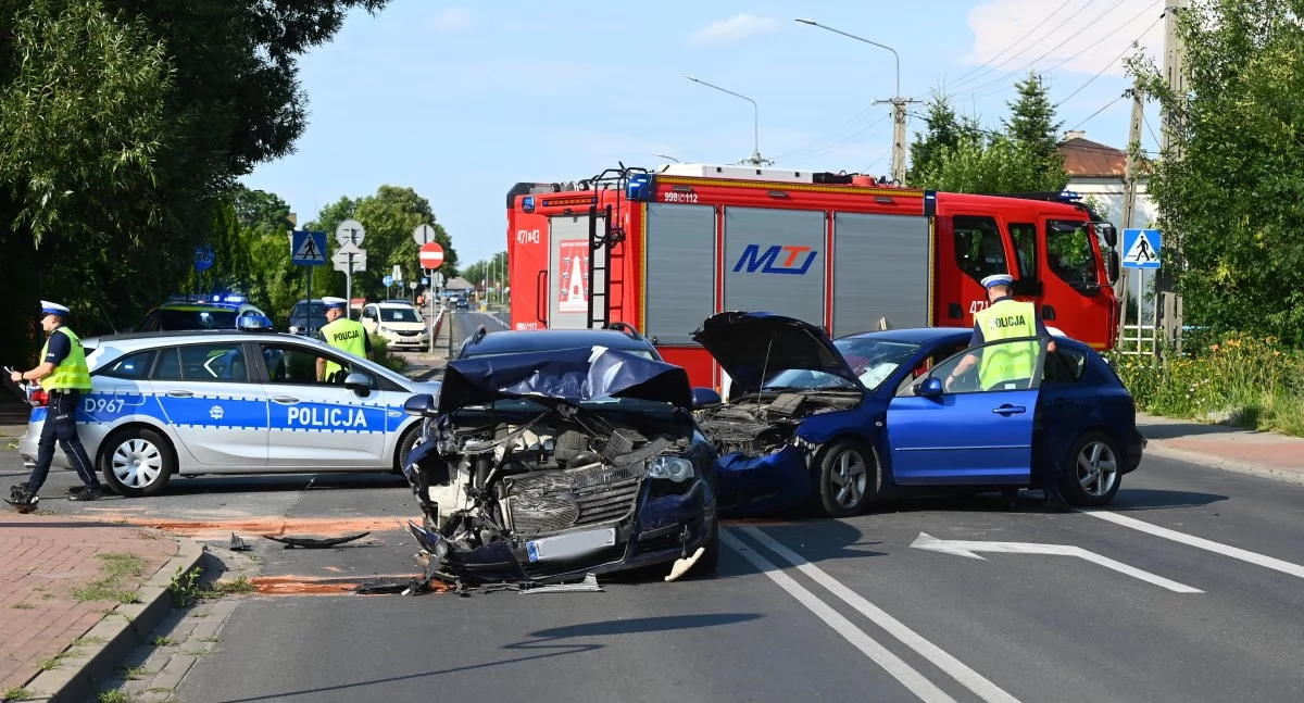 Zderzenie dwóch aut w Łukowie przy cmentarzu. Policja wyznaczyła objazdy, mamy nowe zdjęcia