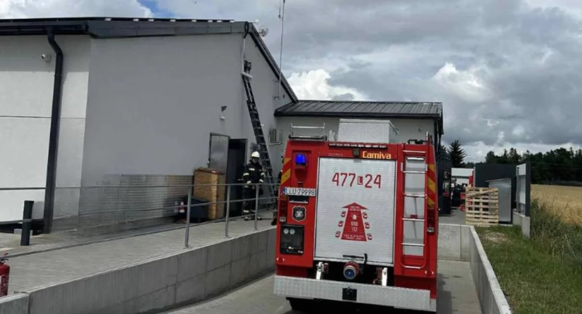 Pożar instalacji fotowoltaicznej przy sklepie Topaz w Gołaszynie. Interweniowały trzy jednostki straży