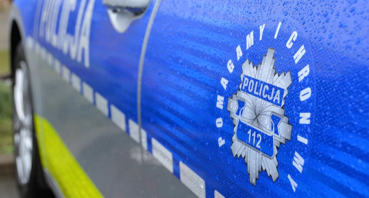 Cofając uderzył w zaparkowane BMW. Stłuczka w centrum Stoczka Łukowskiego