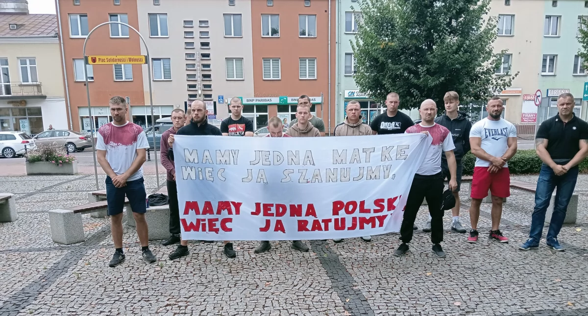Protest Konfederacji w Łukowie. Hasła „Refugees not welcome” i sprzeciw wobec paktu migracyjnego