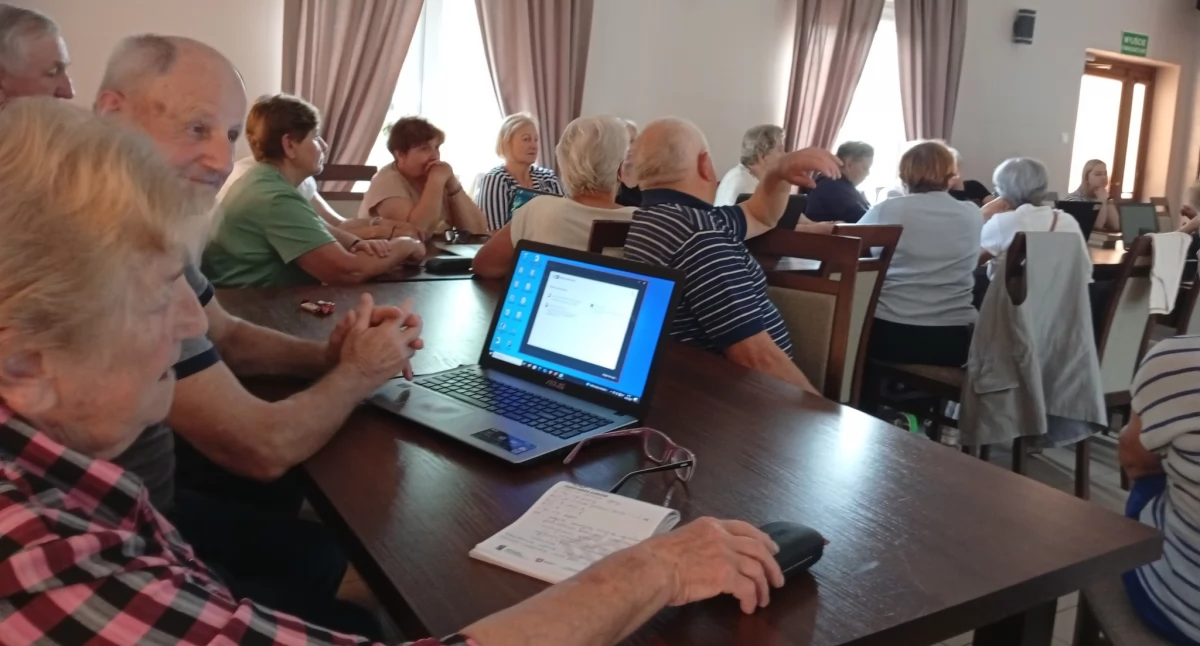 Seniorzy z Gołąbek uczą się Internetu. Pomaga im ekspert