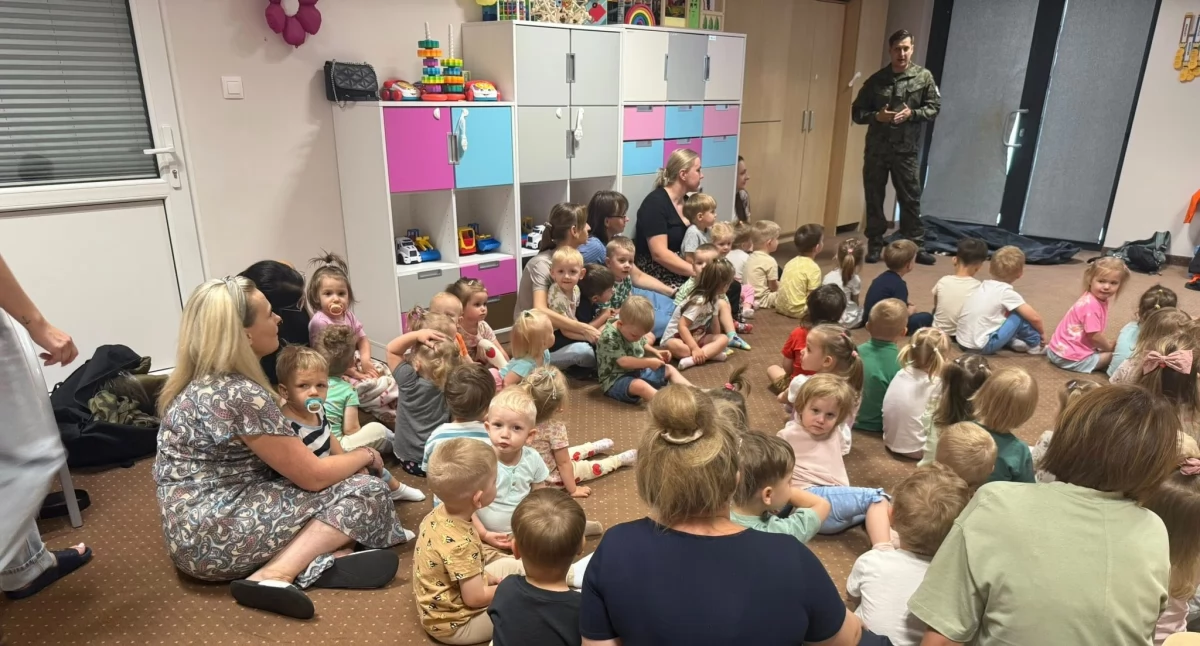 Mundurowy gość w Żłobku Gminnym Maluch. Dzieci słuchały opowieści o samolotach z zapartym tchem!