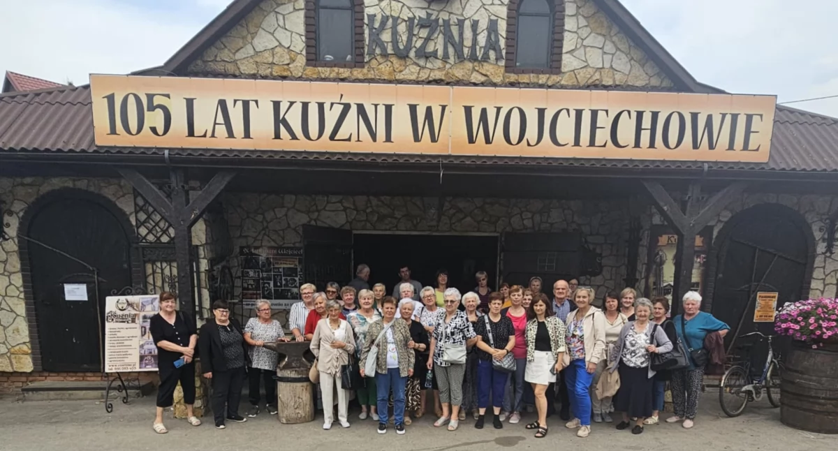 Seniorzy z Wojcieszkowa na szlaku historii i przyrody. Przejażdżka kolejką, kuźnia, alpaki i chwila zadumy