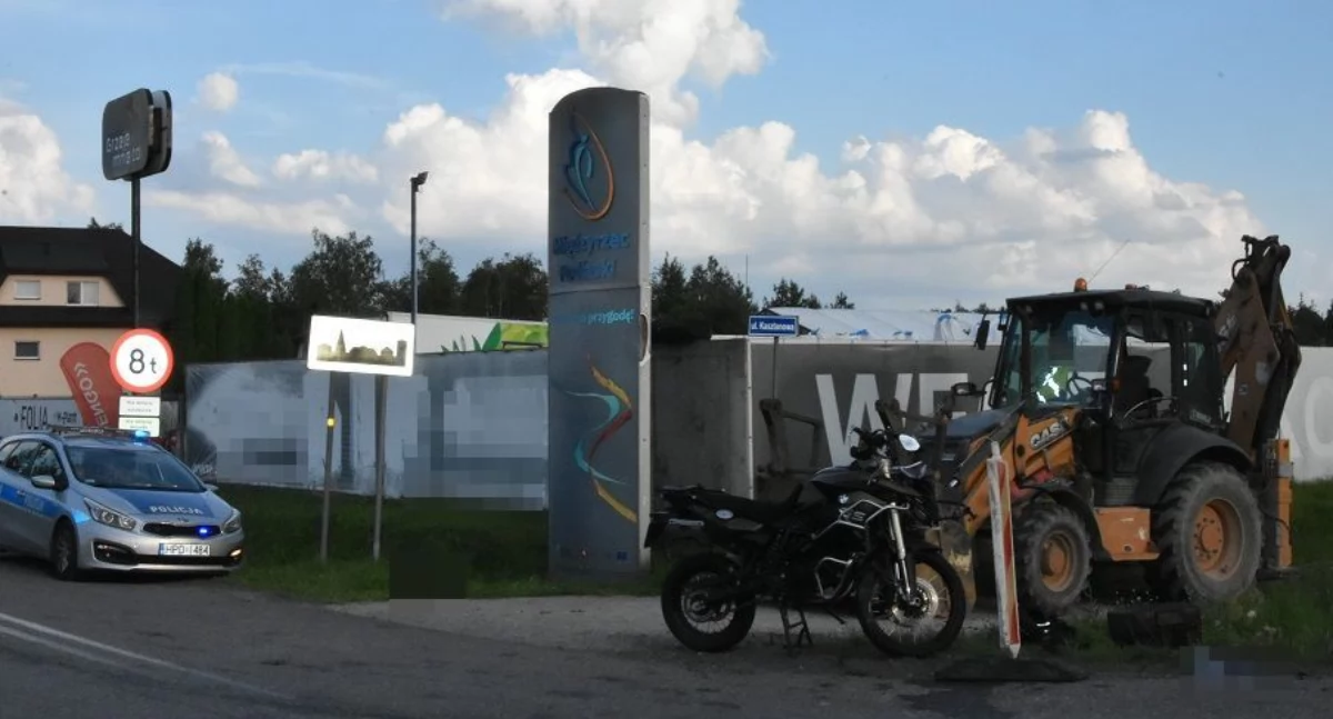 Groźne zderzenie na DK19. Motocyklista wyprzedzał… i trafił prosto w koparkę