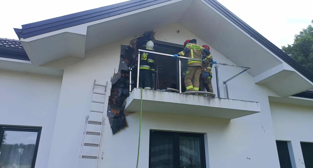 Pożar elewacji domu w Ryżkach. Na miejscu kilka zastępów straży pożarnej i policja