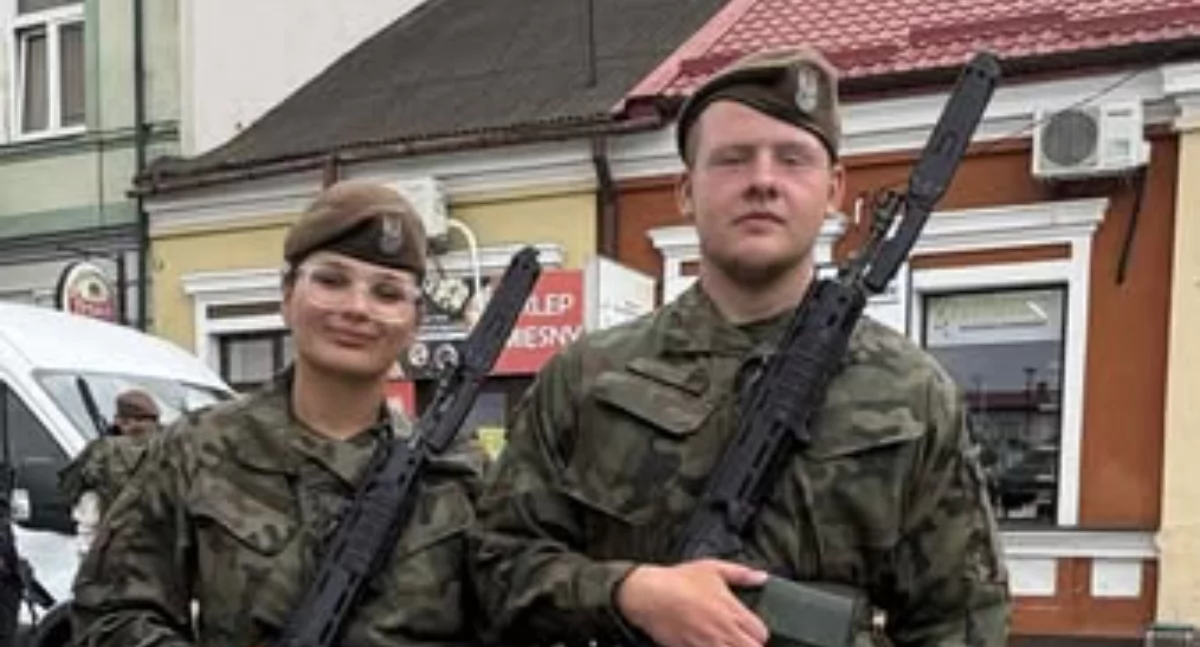 Daria Zwolska i Łukasz Cichosz z ZS w Radoryżu Smolanym złożyli przysięgę wojskową. Są już żołnierzami WOT!