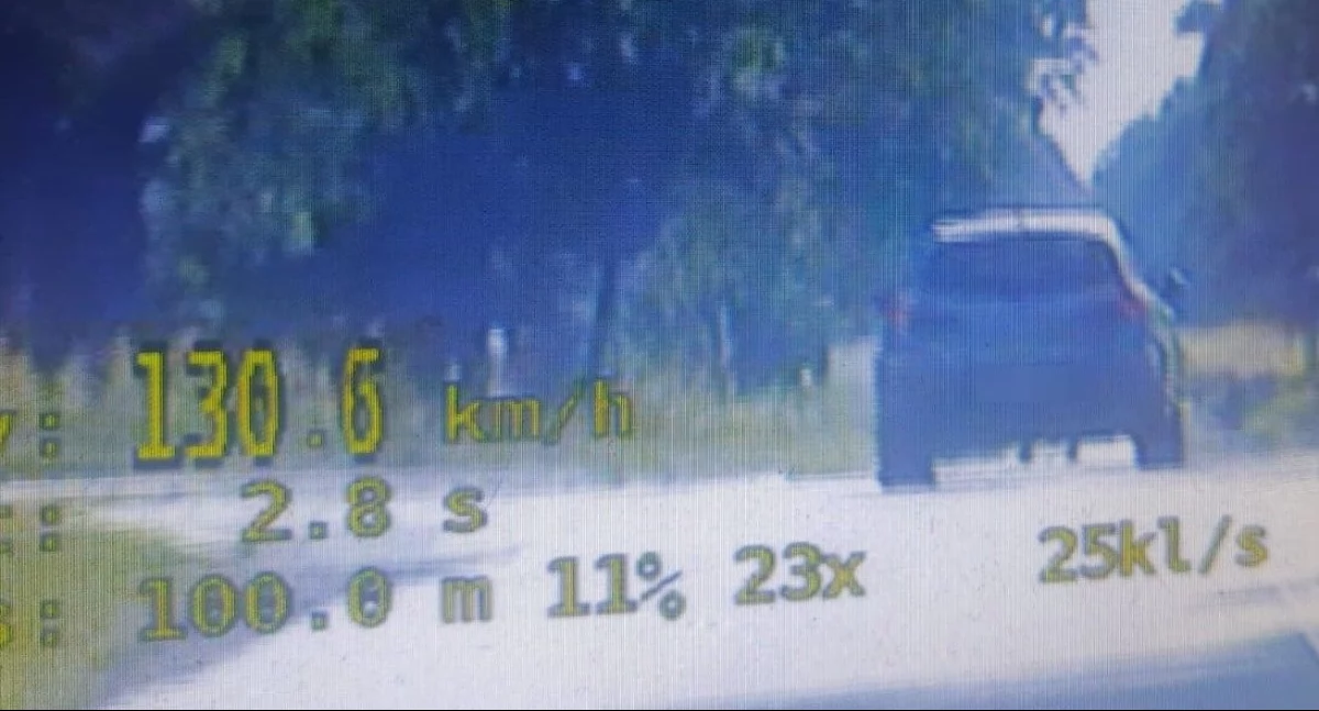 Jechał 130 km/h w terenie zabudowanym. Teraz trafił za kratki – i to nie za prędkość!