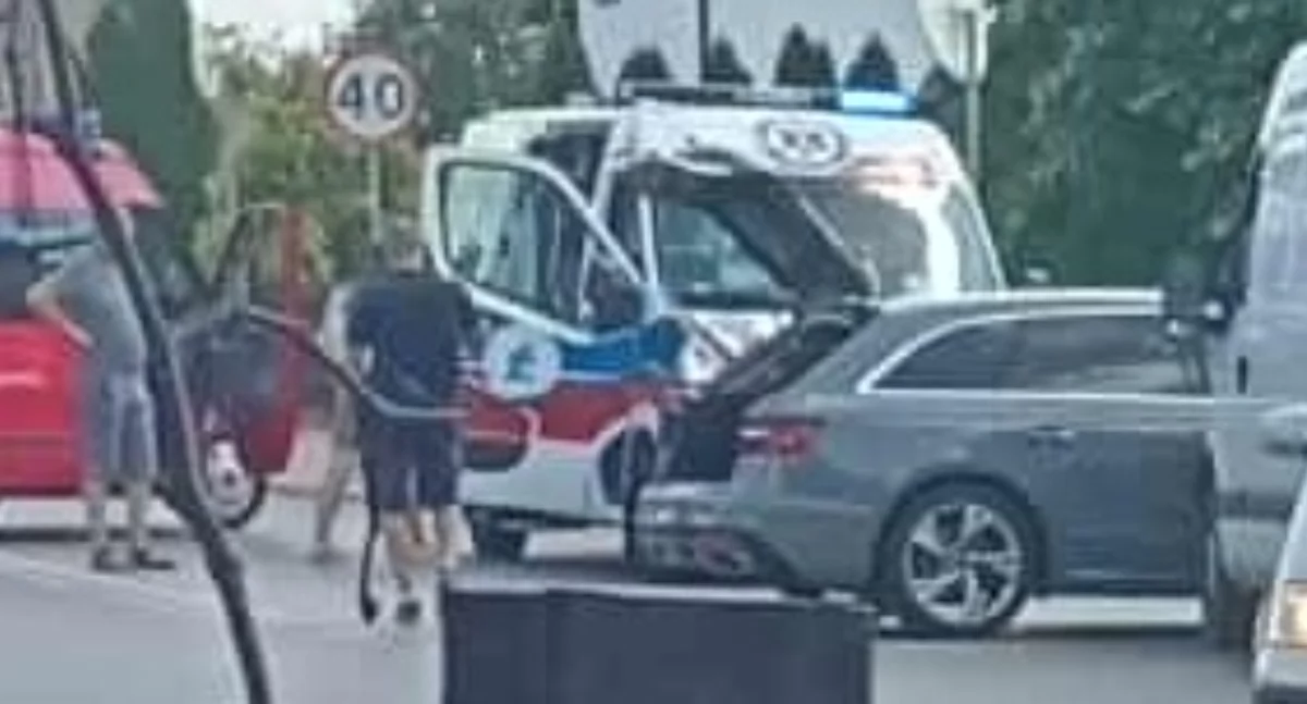 Zderzenie busa i audi w Staninie. Utrudnienia na DW 807 w rejonie urzędu gminy (NASZ NEWS)