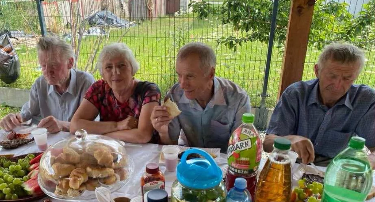 Krewetki na grillu i wata cukrowa na deser. Tak KGW „Stokrotki” rozpieszcza seniorów