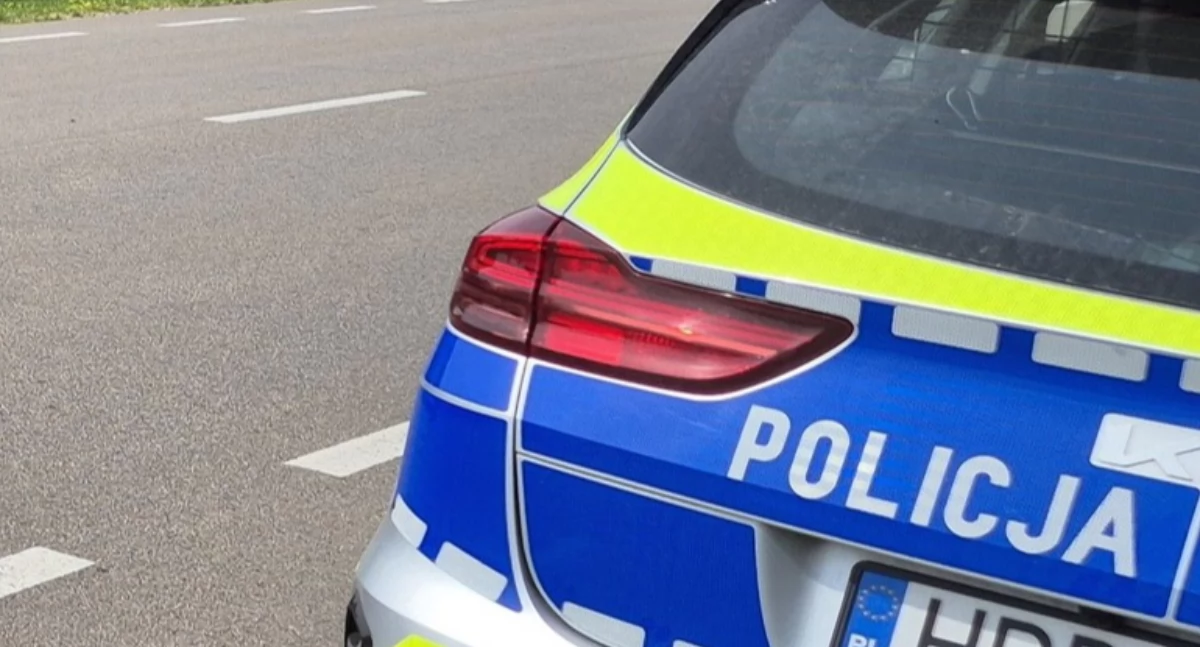 Groźny wypadek na trasie Krzywda-Adamów. Auto uderzyło w drzewo (NASZ NEWS)
