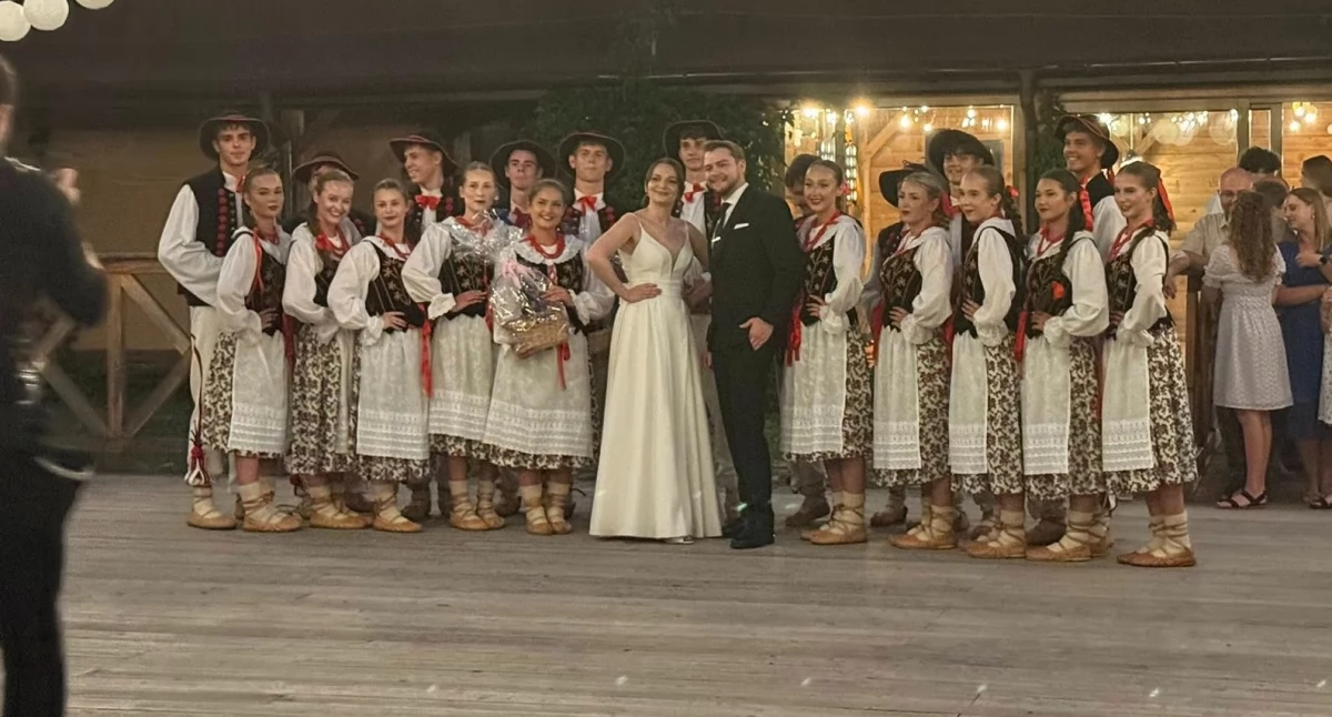 Folklor, miłość i łzy wzruszenia na jednym parkiecie. Zobacz niezwykły prezent dla panny młodej
