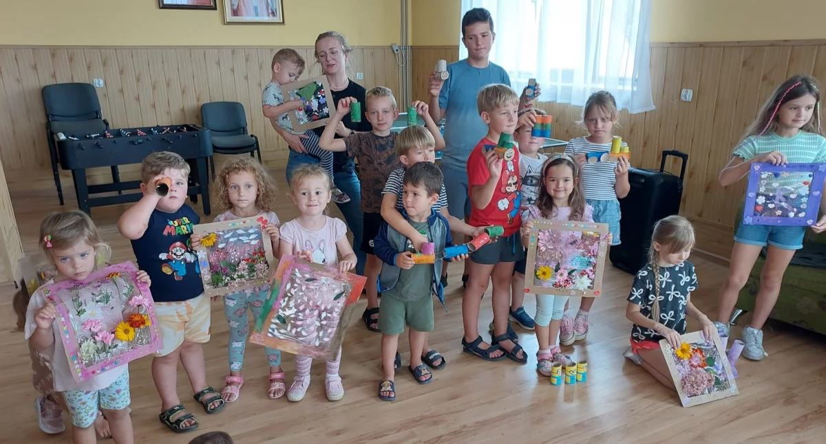 Małe rączki, wielkie dzieła. Tak Koło Gospodyń Wiejskich zamienia śmieci w lokalny skarb.