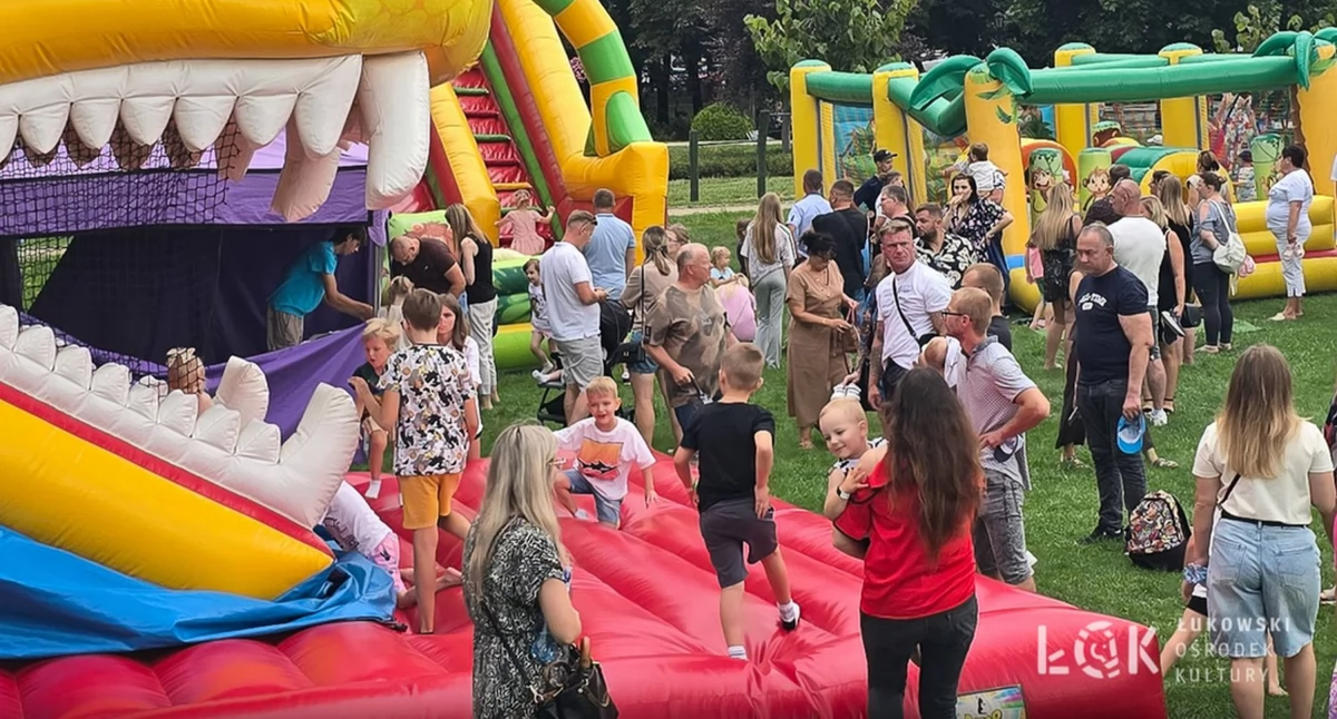 Dinozaur, bańki i dmuchańce opanowały Łuków! Rodzinny festiwal mimo deszczu przyciągnął tłumy