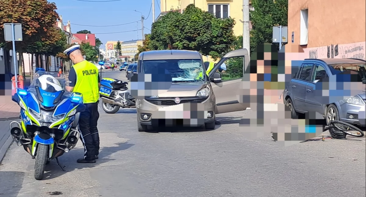 Groźny wypadek w centrum Radzynia Podlaskiego! Rowerzysta potrącony przez auto