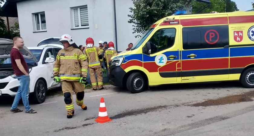 6-latka trafiła do szpitala po zderzeniu busa z osobówką w Siedliskach. Znamy szczegóły wypadku