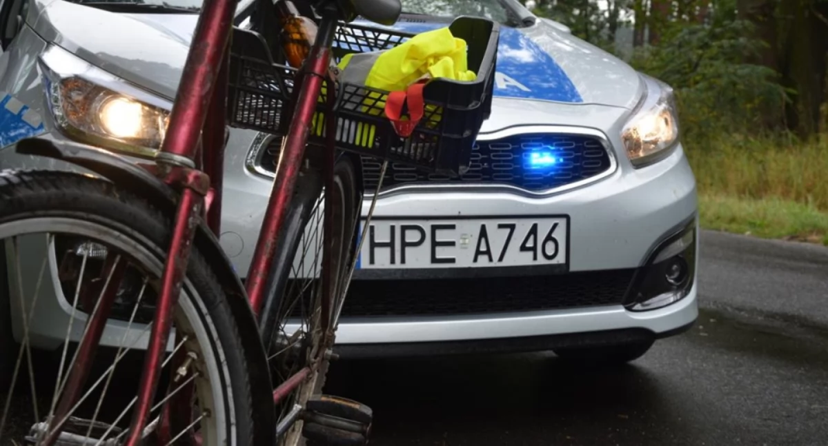 Szok w gminie Wiśniew! 13-letnia rowerzystka potrącona przez auto. Policja wyjaśnia okoliczności