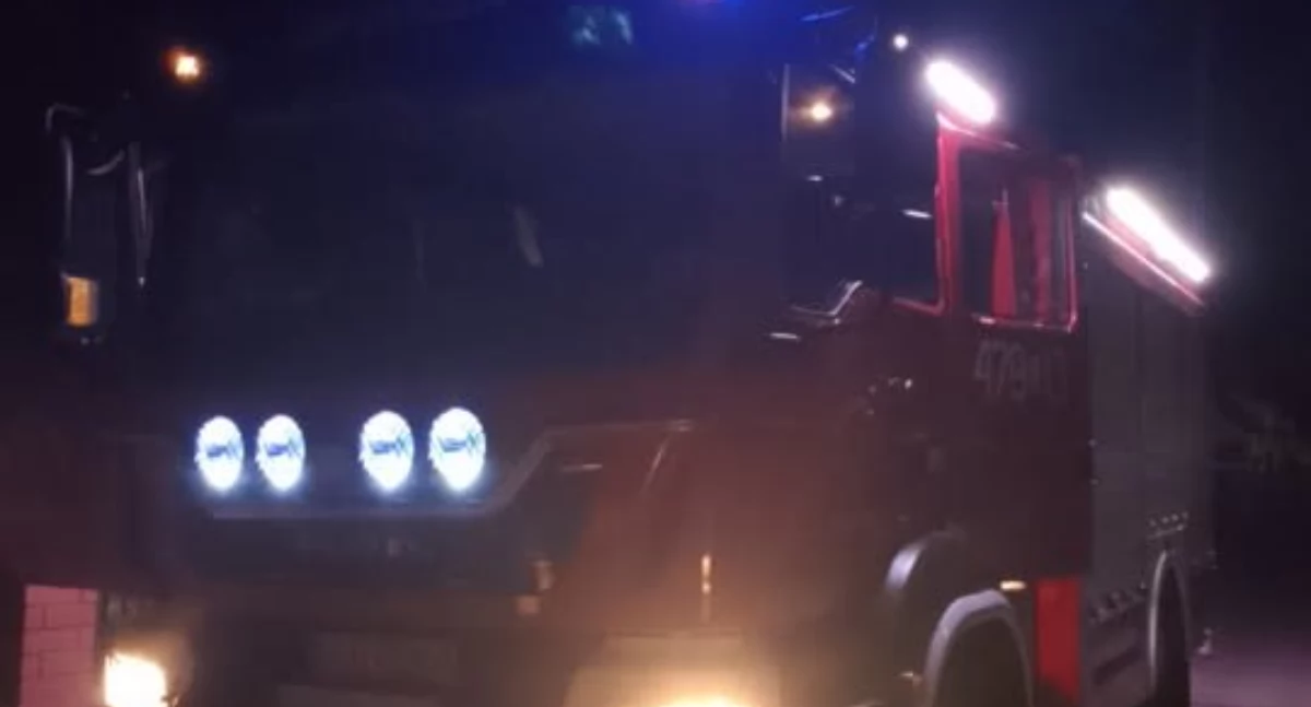 Nocna akcja w Okrzei. Strażacy gasili pożar sadzy w kominie