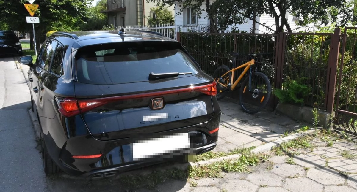 Rowerzysta zapatrzył się na znajomego. Chwila nieuwagi i… huk w zaparkowane auto