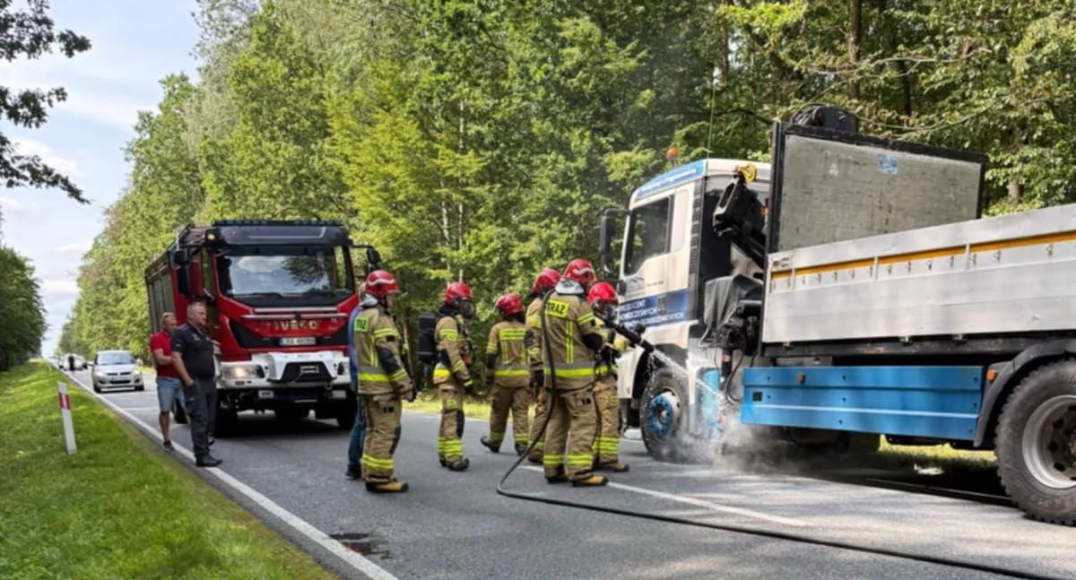 Płonąca ciężarówka na DK63. Szybka reakcja funkcjonariuszy ZK Siedlce zapobiegła tragedii